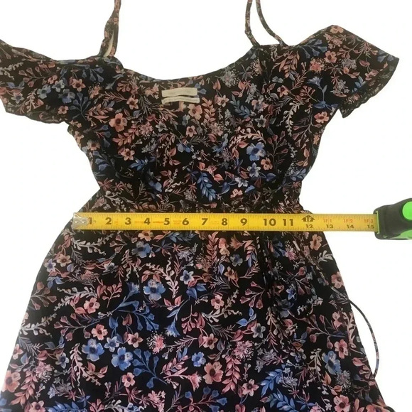 Urban Outfitters Cold Shoulder Floral Faux Wrap Romper- Size 0 - Picture 8 of 11